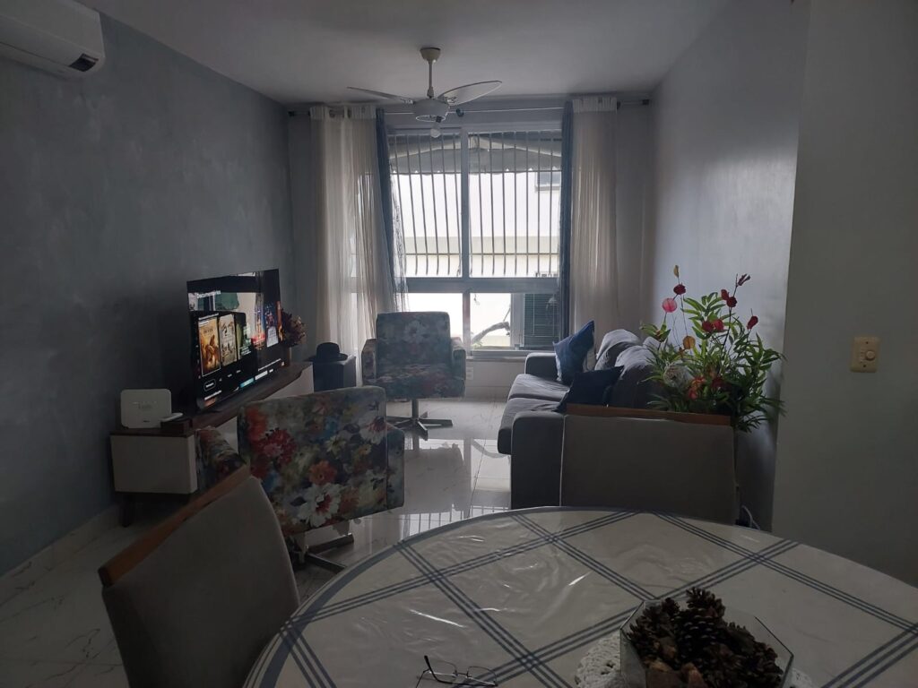 Sala em L, comportando perfeitamente 02 (dois ambientes.