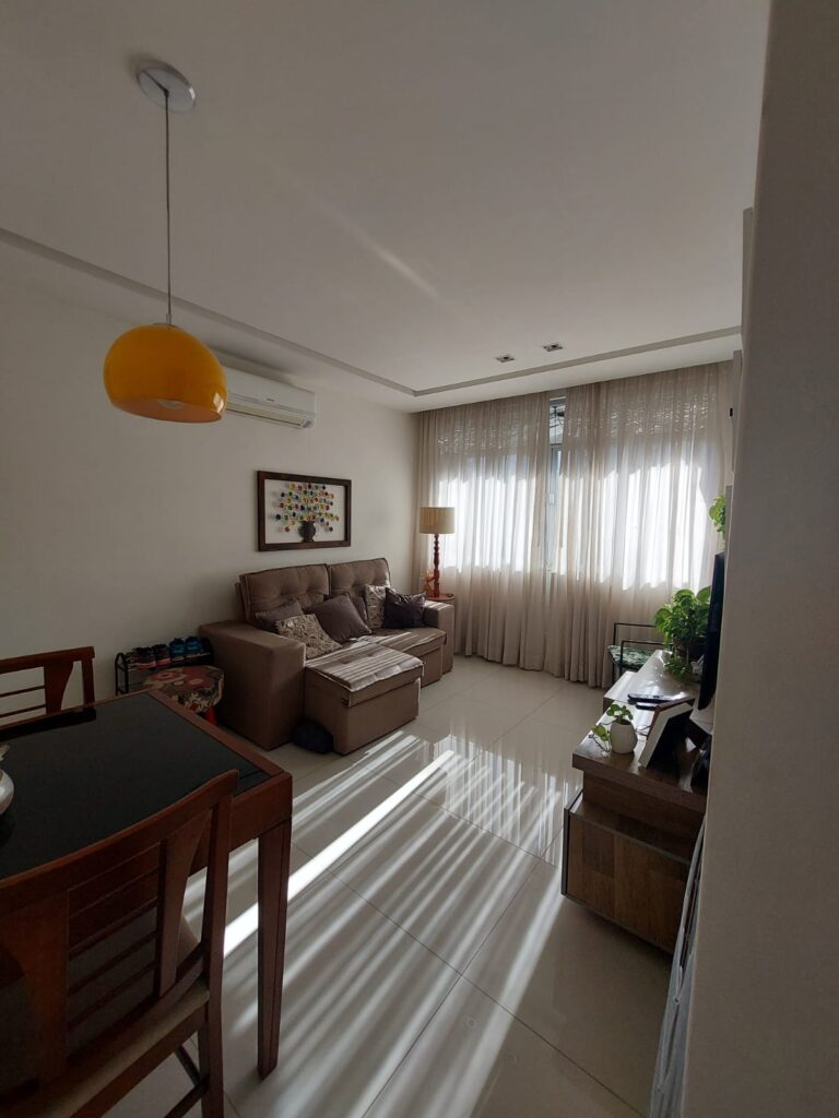 Sala em porcelanato com ar refrigerado Split