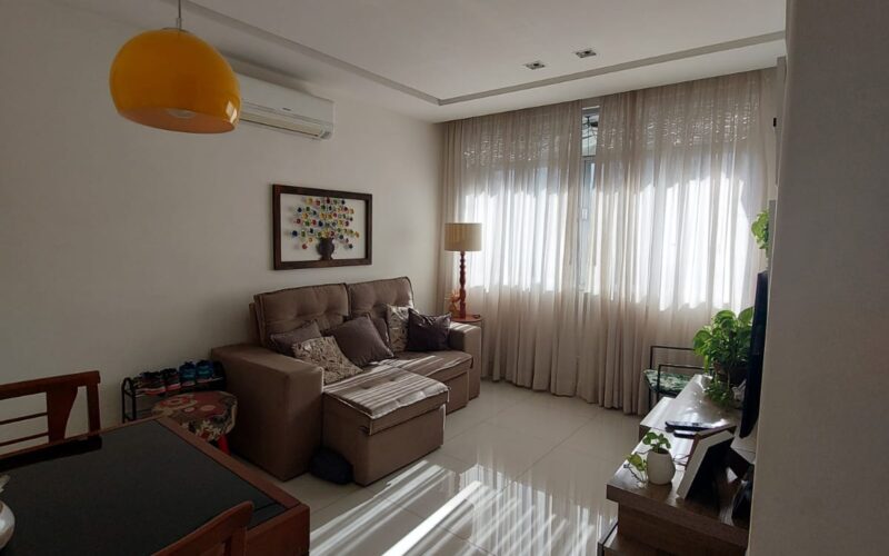 Sala em porcelanato com ar refrigerado Split